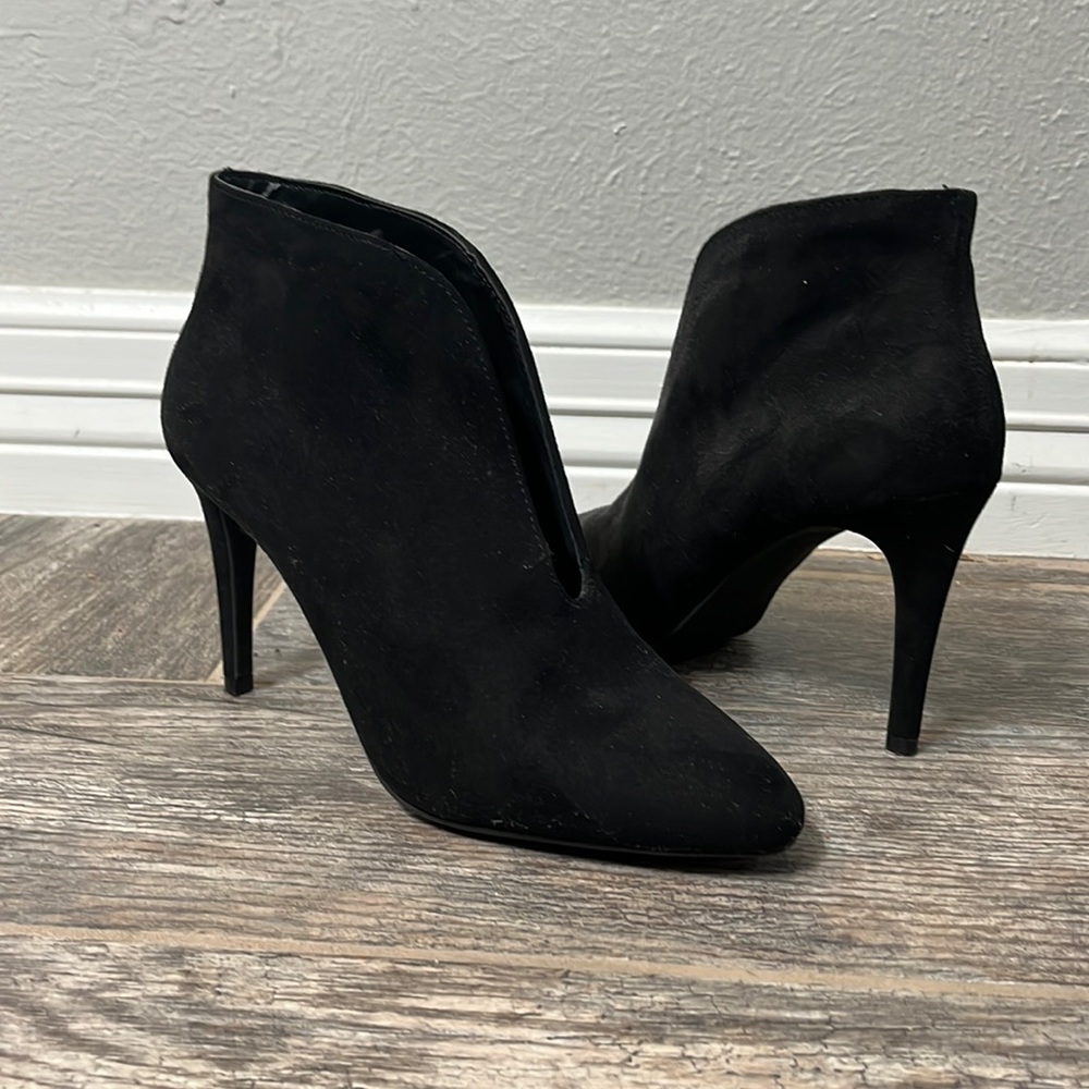 🎉SALE🎉Super Cute Black Bootie-Size 7W
